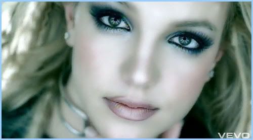 2. BOLD EYELINER AND DARK LIP LINERS 90s FASHION