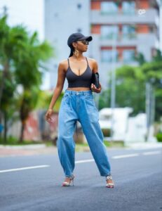 looking good in a blck sports bra