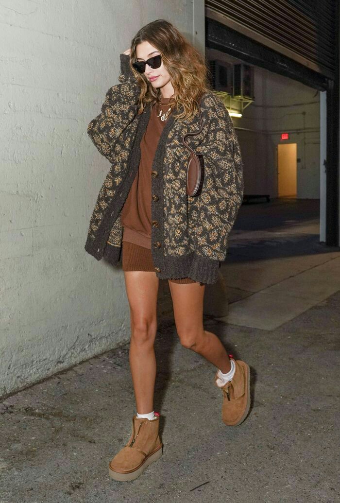 Short zipper ugg boots: Hailey Bieber