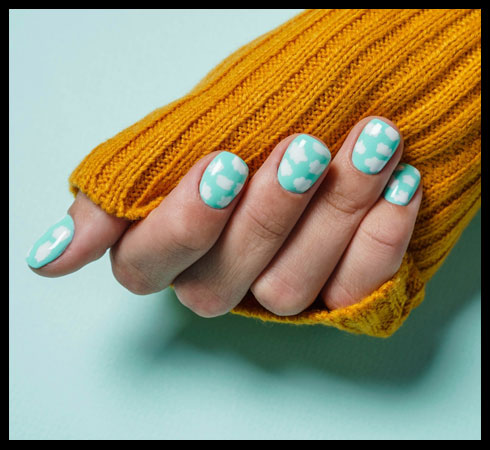 CLOUDY AND CUTE nails