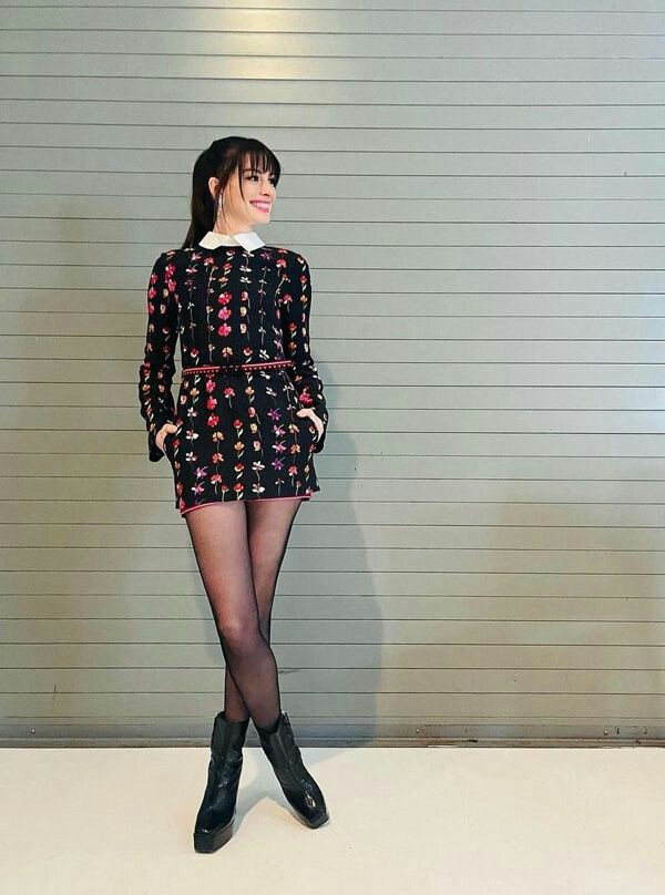 Anne Hathaway looked impossibly chic as she stunned in a feminine mini dress