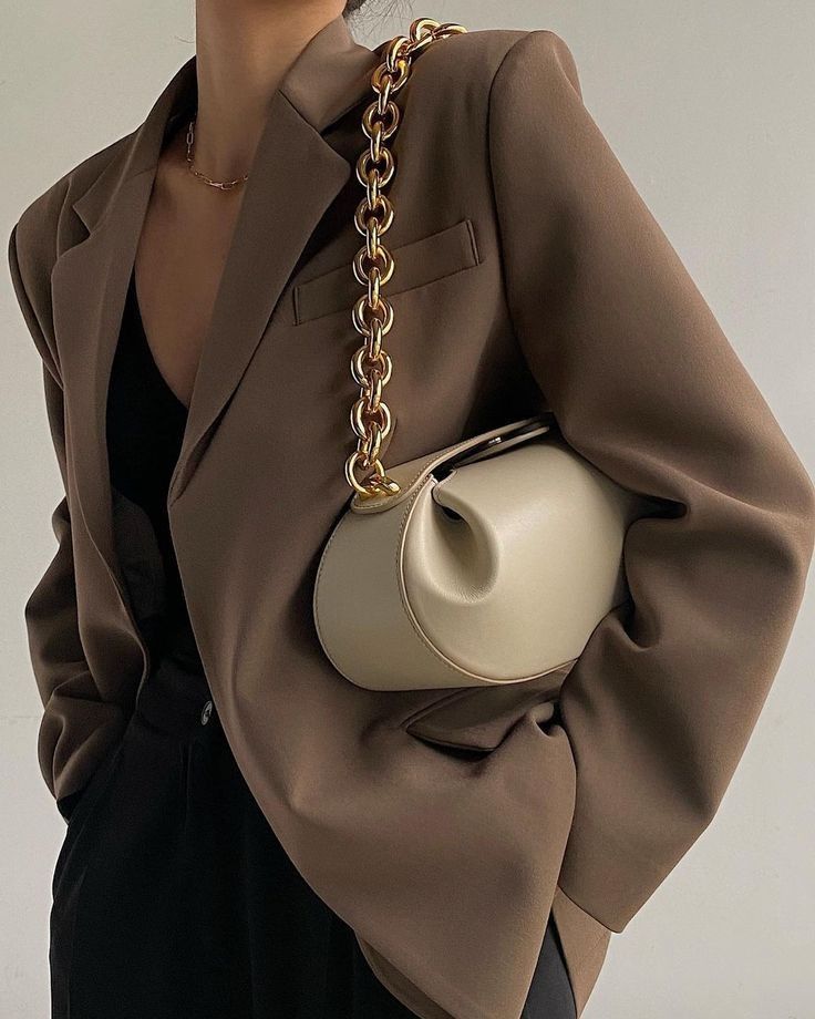 How to Carry Your Handbags