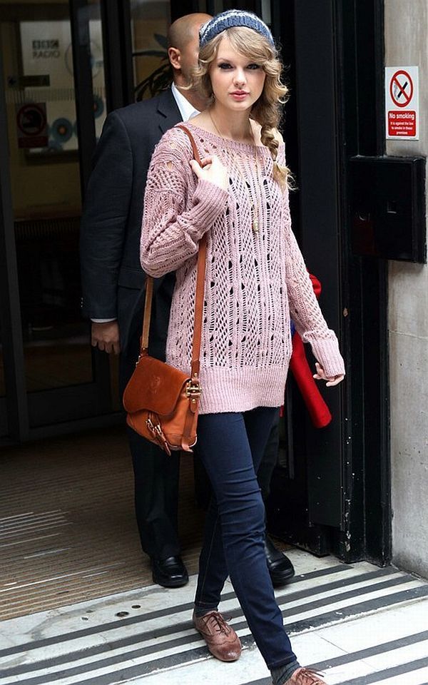 Taylor Swift's holiday outfit: The cozy sweater 