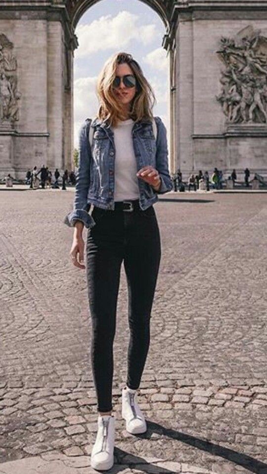 WAYS TO WEAR A DENIM JACKET in black jeans