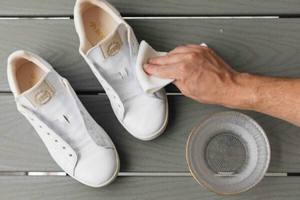 HOW TO CLEAN WHITE SHOES 1