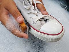 HOW TO CLEAN WHITE SHOES 2