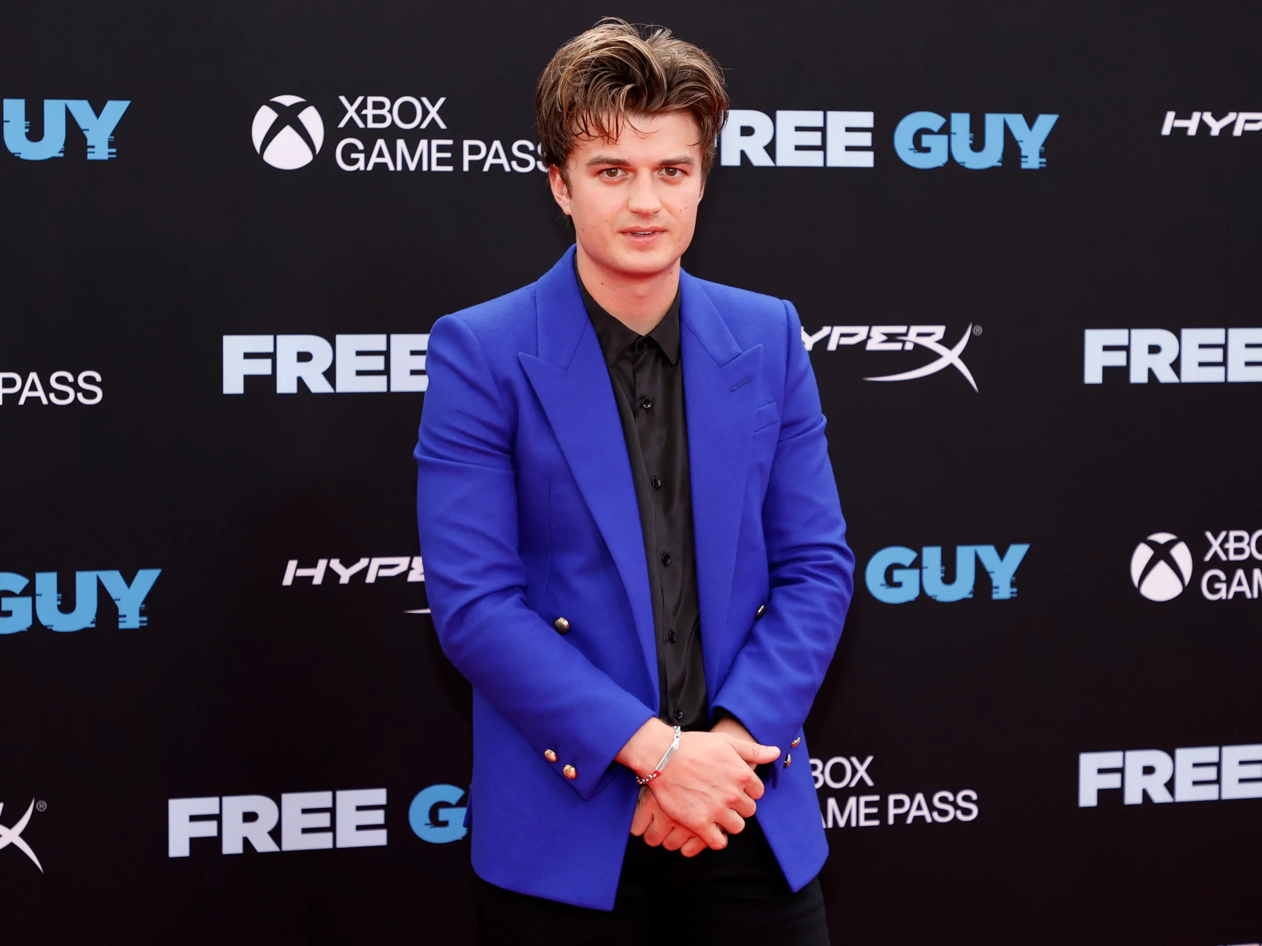 Joe Keery: sexy blazer
