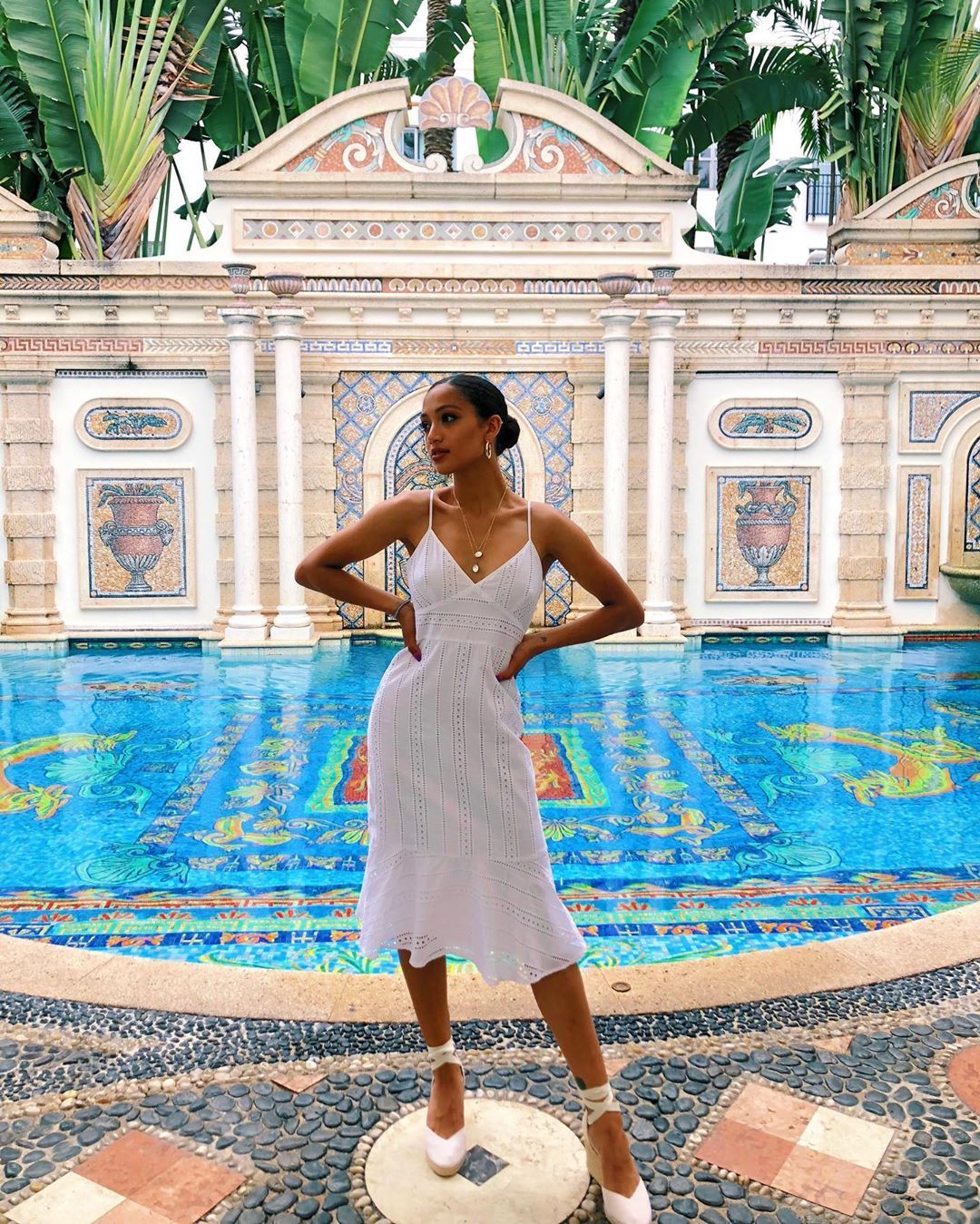 Samantha Logan: sexy dress