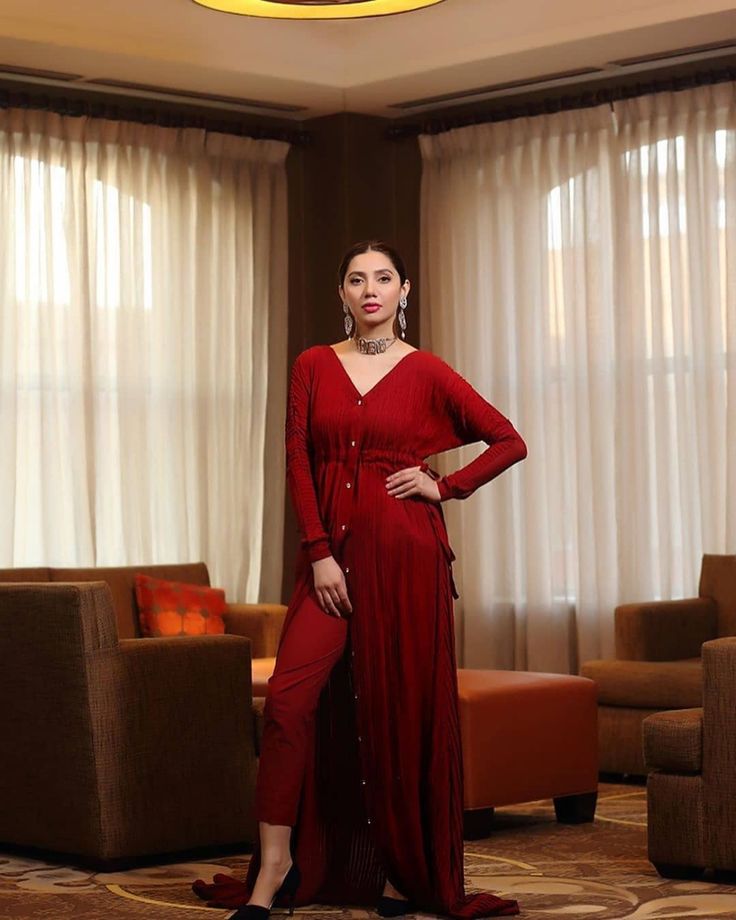 Pakistani actresses in red dresses Mahira
