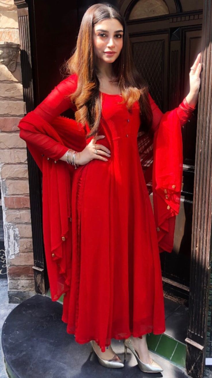 Pakistani actresses in red dresses Meyah 