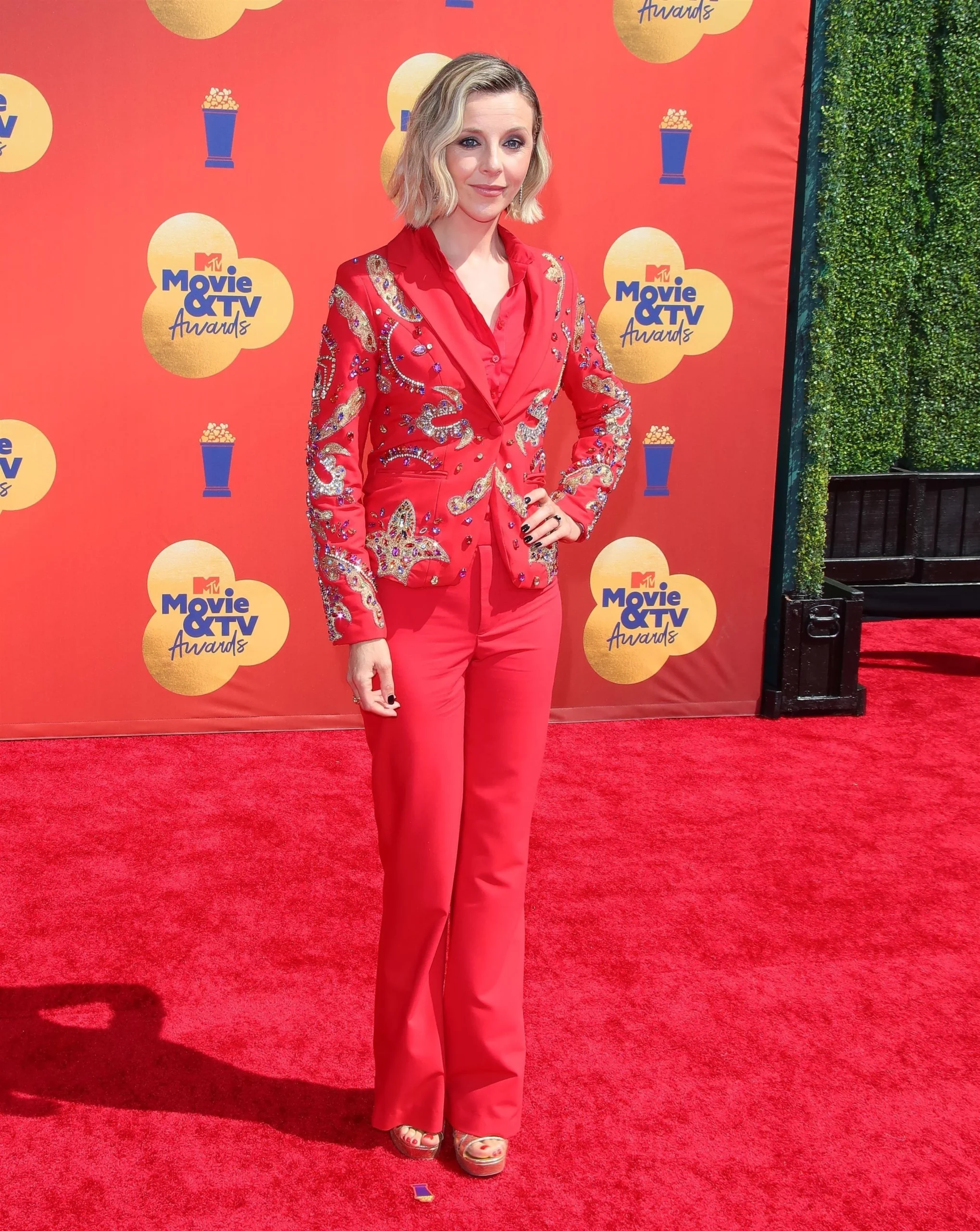 Sophia Di Martino: trouser red carpet