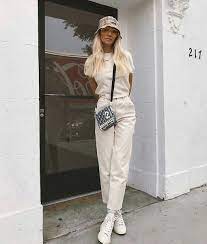 Street-style fashion Influencer in bucket hat