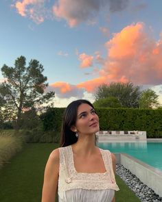 Kendall Jenner Style looking into the sky