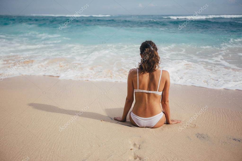 Mia Goth: sexy bikini