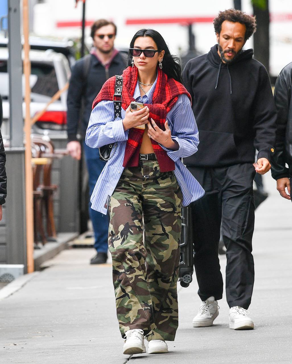 Dua Lipa street style Khaki jeans 