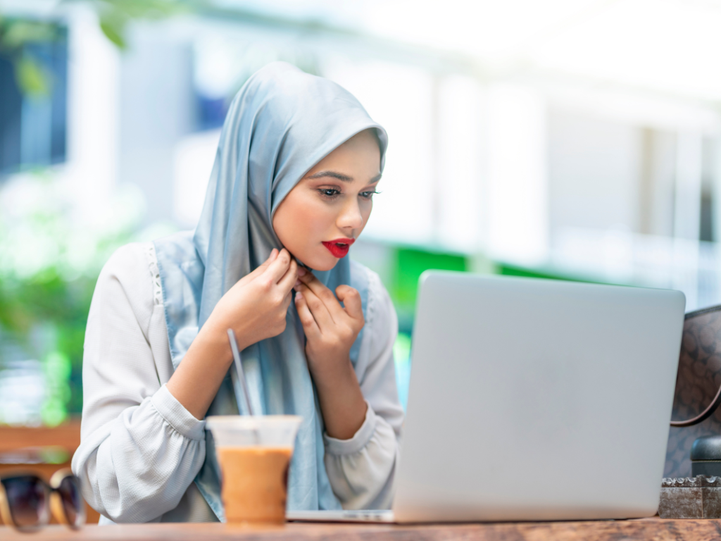 Fashion Blogger wearing hijab