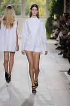 Monochrome Outfits: American Fashion Trends