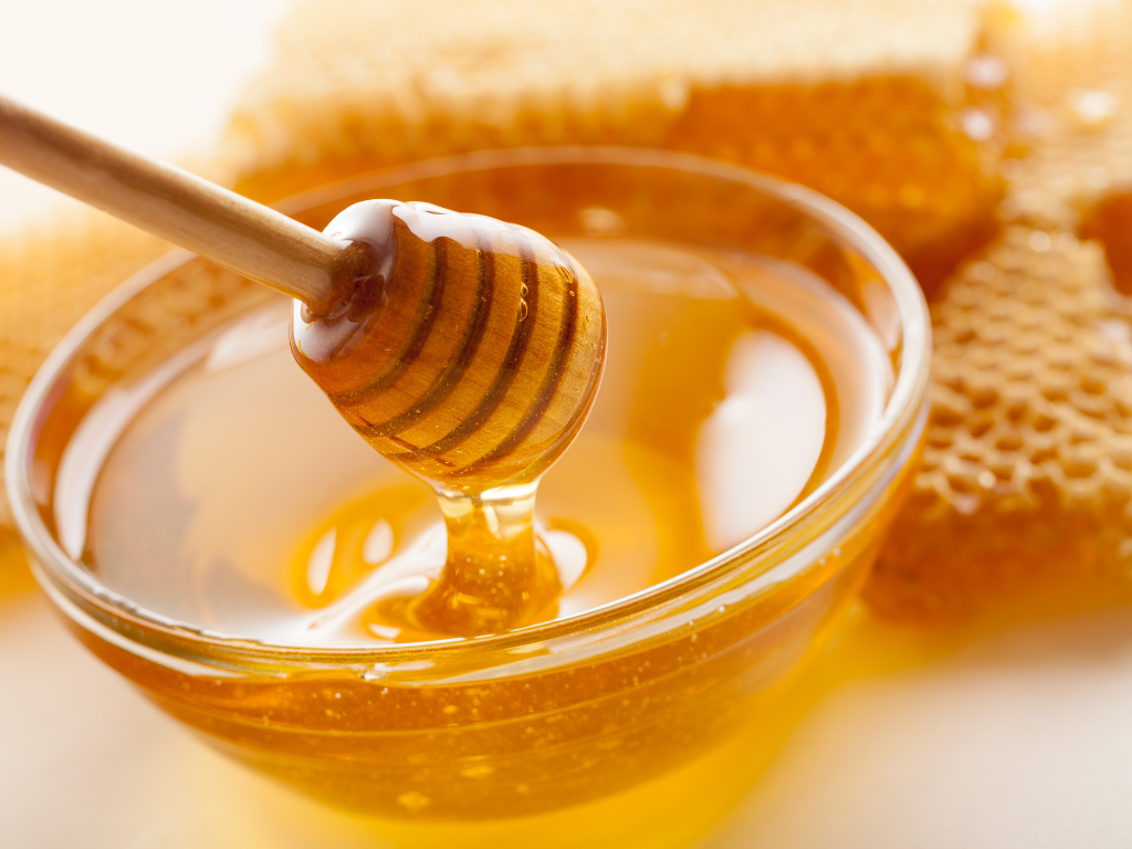 Manuka Honey in a bowl