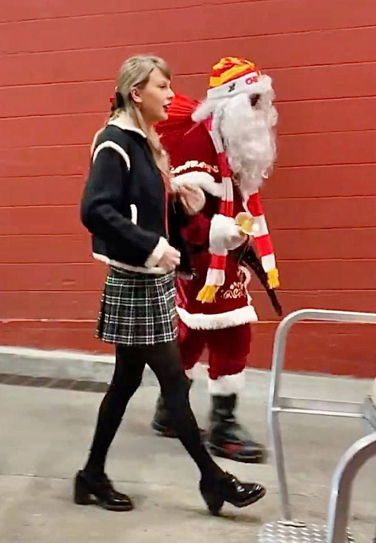 Taylor Swift celebrity street style