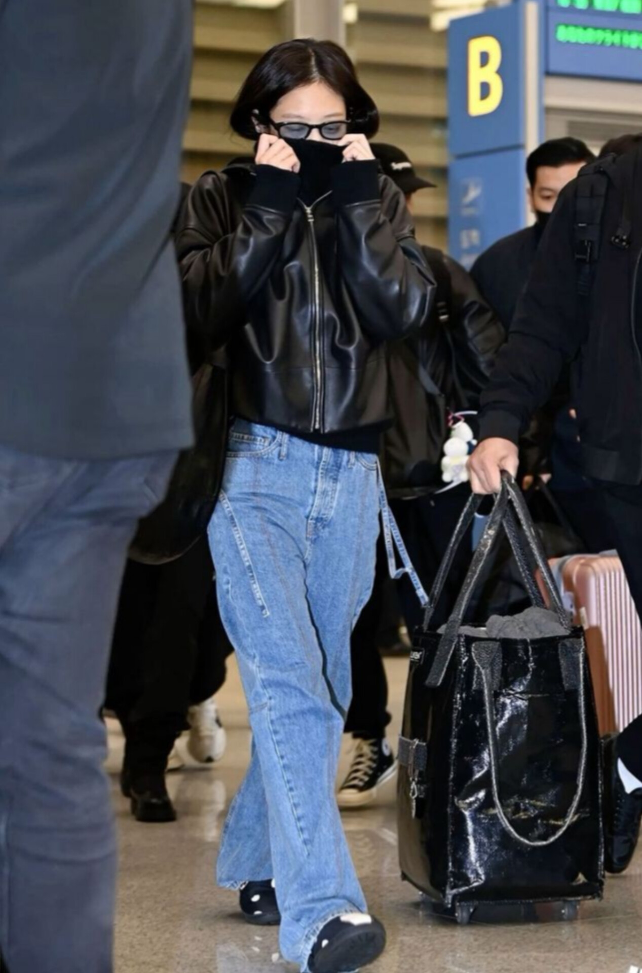 wide leg jeans  Jennie Kim airport fashion