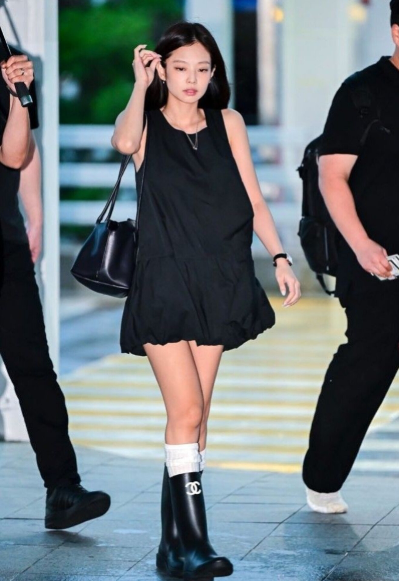 sleevless mini dress  Jennie Kim airport fashion