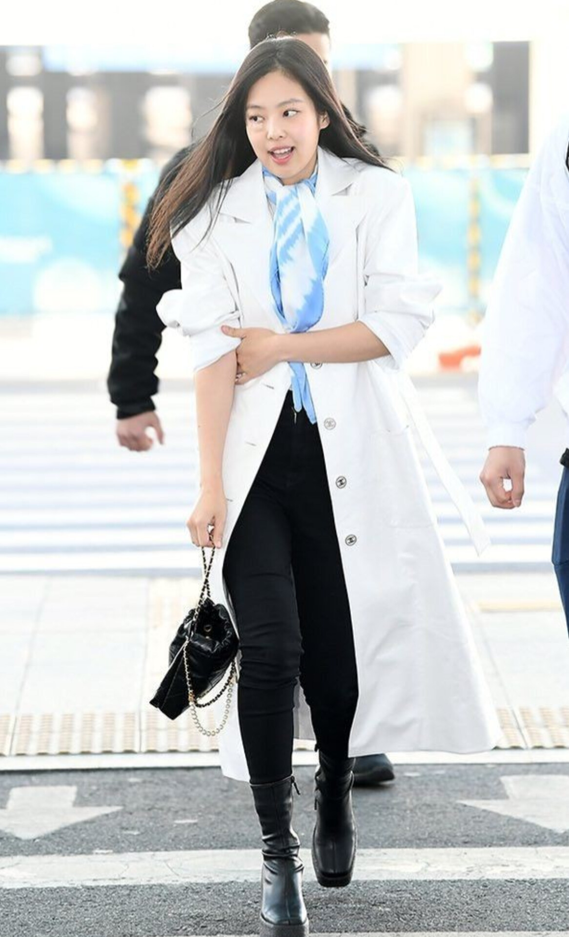White trench coat  Jennie Kim airport fashion