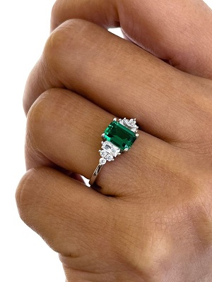 Colored Gemstones Engagement Ring Trends 2024