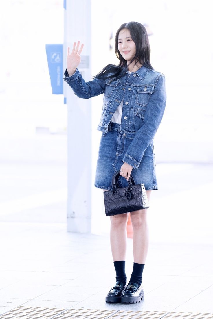 Jisoo in denim Blackpink outfits