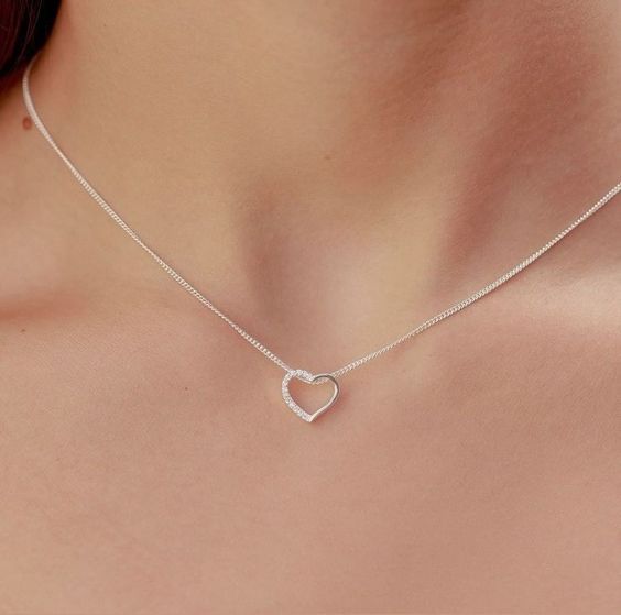 Ways for Wearing Elegant Heart Necklace 004