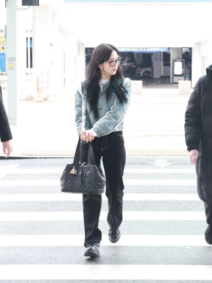 Jisoo K-pop street style