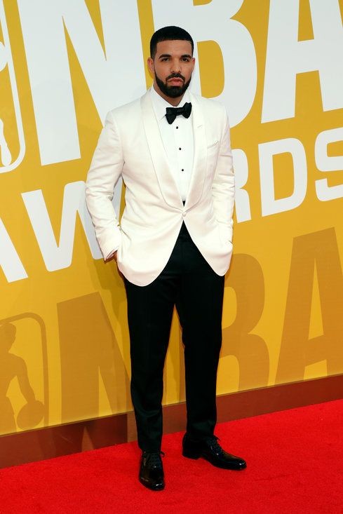 Drake makes an appearance at the 2017 NBA Awards