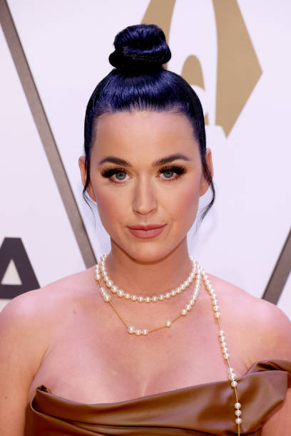 Katy Perry Fashion with broken necklace