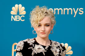 Julia Garner Hair: Textured Lob