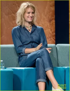 Mackenzie Davis looks nice