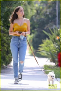 ana-de-armas-jeans-and-converse-on-walk-