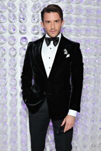 Classic Black Suit: Jonathan Bailey