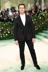 Jonathan Groff black impressive suit / Best Dressed Men at the Met Gala 2024