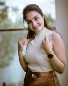 Vaishnavi-Gowda-pretty-hairstyle