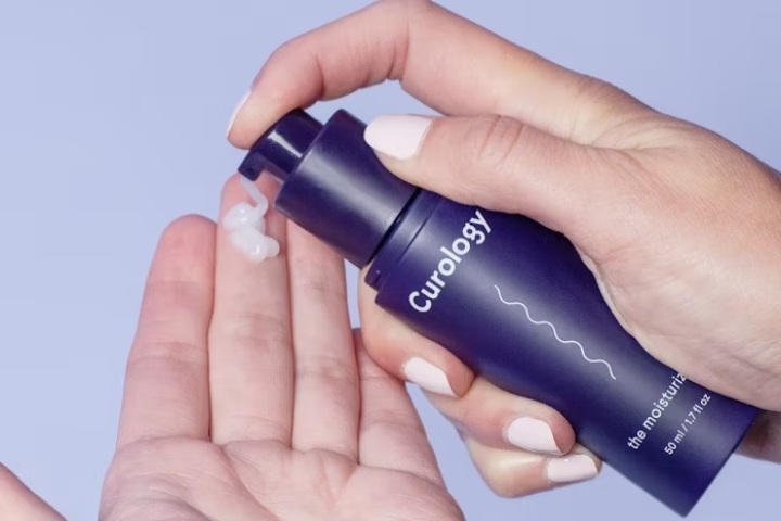 Brighten Finger Knuckles: Moisturization