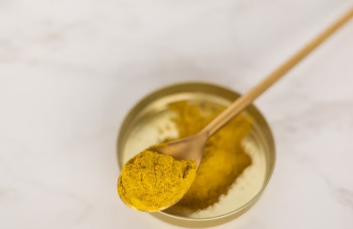 Turmeric Paste to Brighten Finger Knuckles