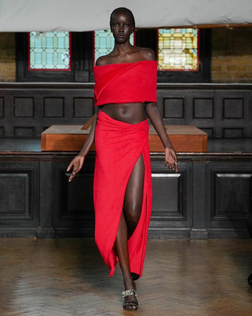 Rhianna thigh-high slit skirt como