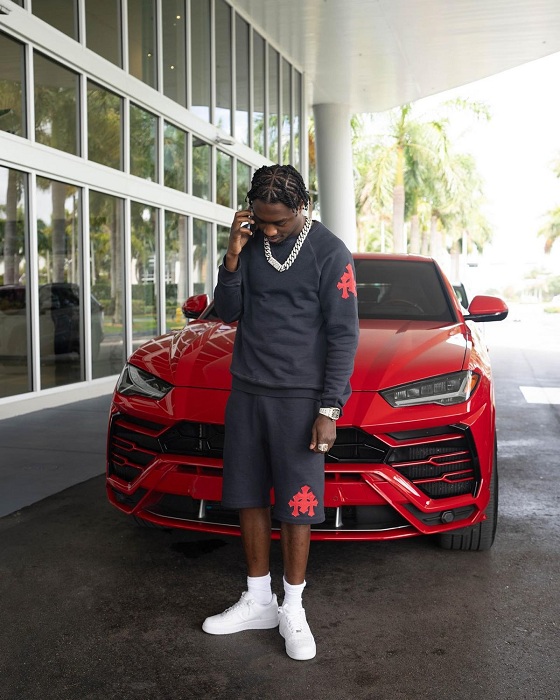 Lil Tjay outfits man on phone 