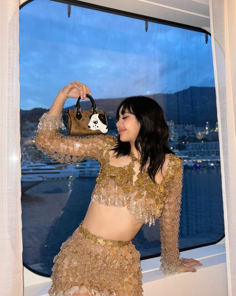 Blackpink Lisa in Pipatchara with dog purse