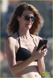 laura-dern-shows-off-her-bikini-body-on-the-beach-in-malibu