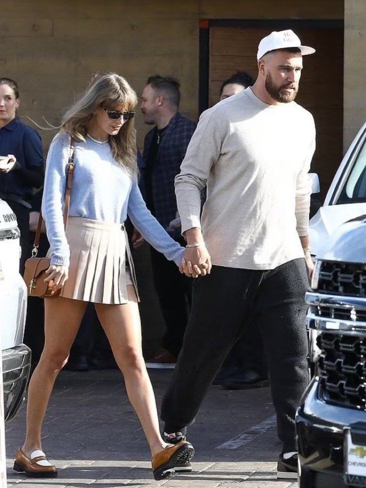 Taylor and Travis sweater and short skirt 