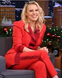 Kate McKinnon amzed with her stunning reddish suit.