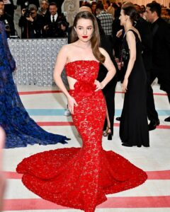 Kaitlyn Dever hot and sexy