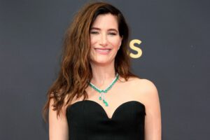 Kathryn Hahn stretched hair