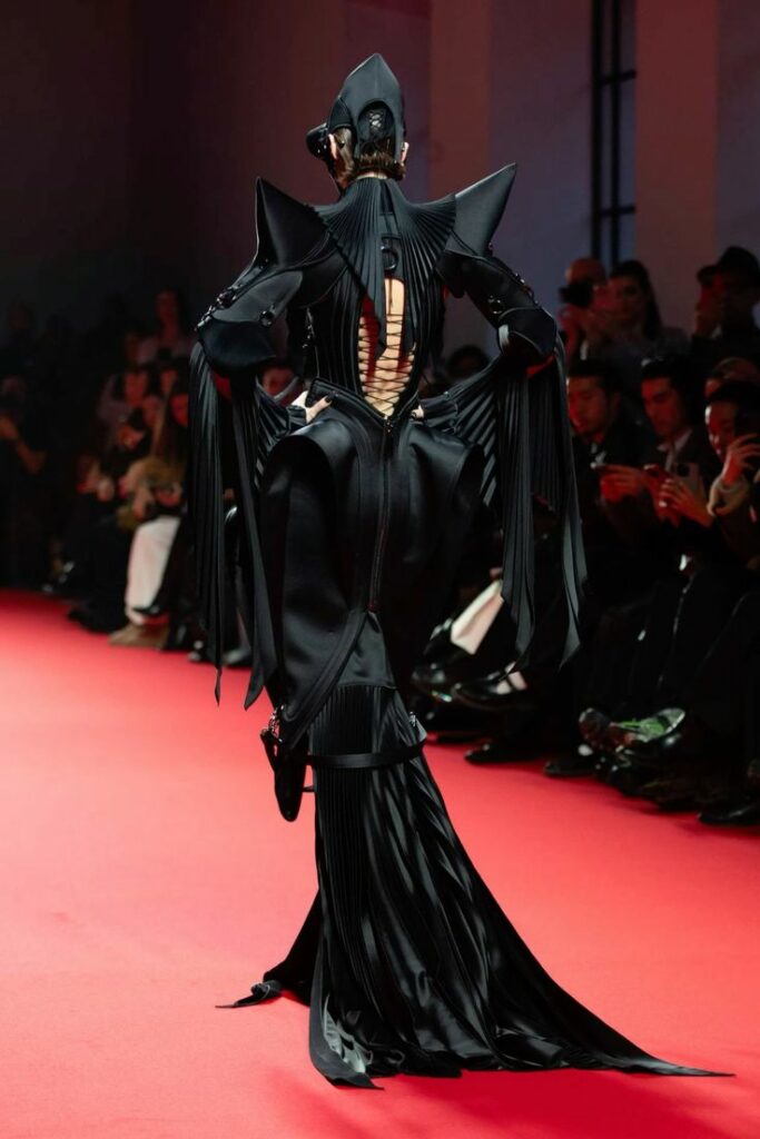 Robert Wun's FW24 Fashion: Embracing Futurism 003