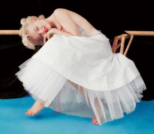Marilyn Monroe with hjer white gown to the rare photoshoot